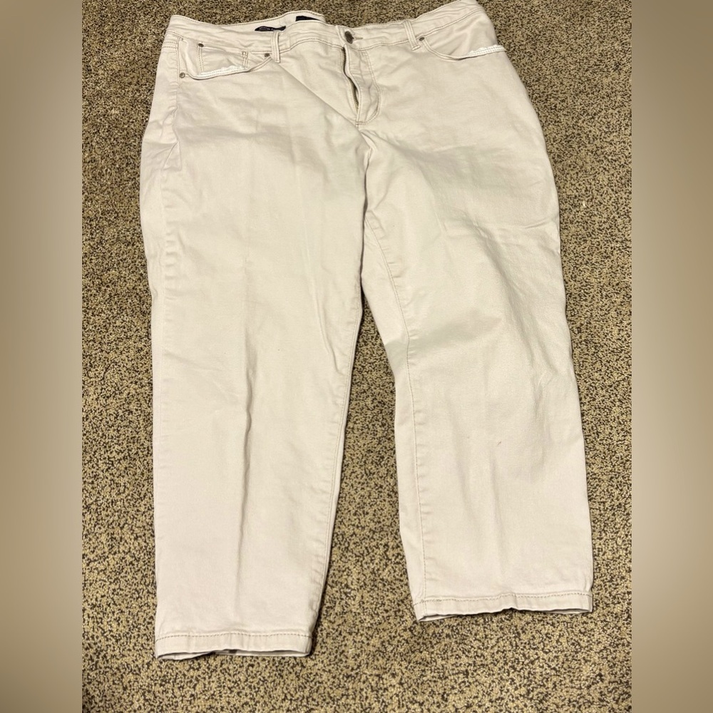Charter Club Cream Capri Pants 16P 8”w leg 
32” waist to hem